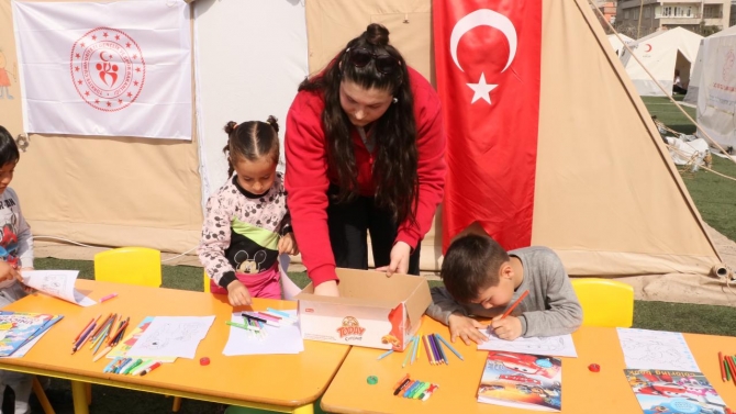 Babası enkazda can kurtardı, kızı çadır kentte çocuklara moral verdi