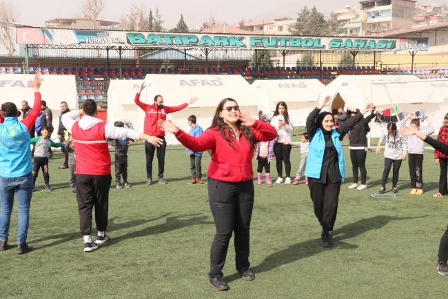 Babası enkazda can kurtardı, kızı çadır kentte çocuklara moral verdi