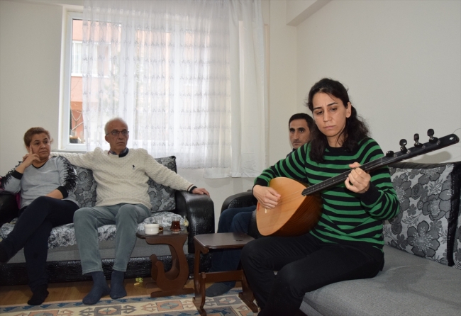 Memleket özlemini 'Adıyaman' türküsüyle dindirmeye çalışıyor