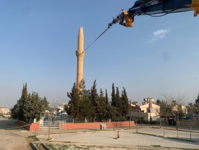 Kilis'te depremde hasar gören binalar kontrollü yıkılıyor