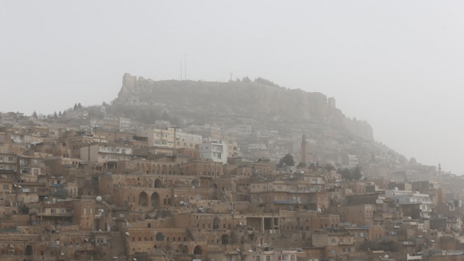 Diyarbakır ve Mardin'de toz taşınımı etkili oldu