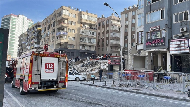 Şanlıurfa'da ağır hasarlı 6 katlı bina çöktü