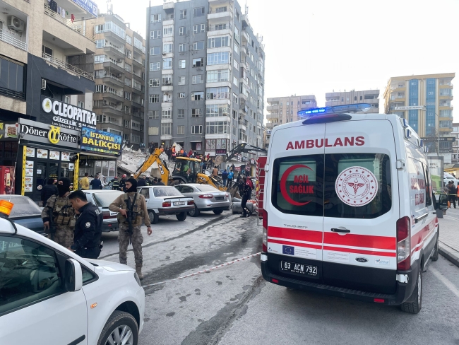 Şanlıurfa'da ağır hasarlı 6 katlı bina çöktü