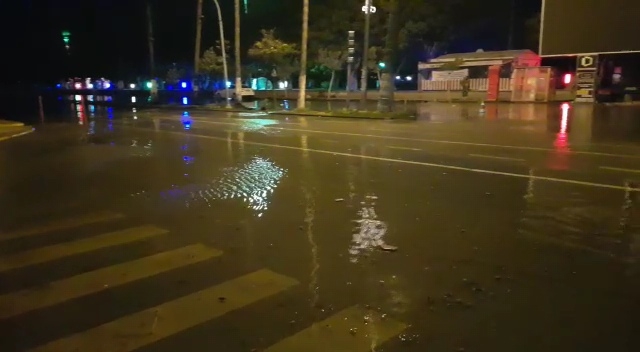 İskenderun'da deniz yükseldi, caddeler göle döndü