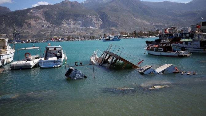 İskenderun'da etkili olan lodos nedeniyle bazı balıkçı tekneleri battı