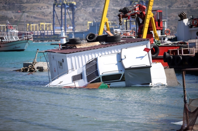 İskenderun'da etkili olan lodos nedeniyle bazı balıkçı tekneleri battı