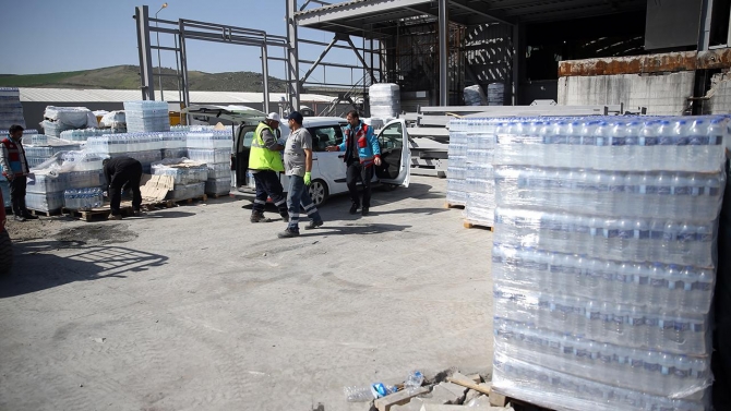 Hatay'daki depremzedelere su sevkiyatı aralıksız sürüyor