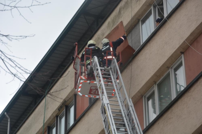 Ordu'da fırtına: Ağaç devrildi, dış cephe kaplaması koptu