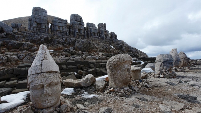 Nemrut Dağı'nın anıtsal heykelleri depremlerde zarar görmedi