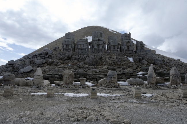 Nemrut Dağı'nın anıtsal heykelleri depremlerde zarar görmedi