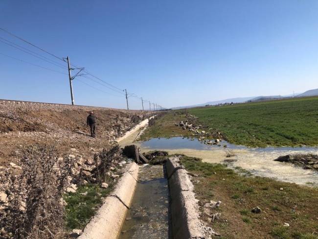 Deprem bölgesindeki yüzey kırıkları üzerinde su birikintileri oluştu