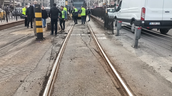 İstanbul Sirkeci'de tramvay raydan çıktı