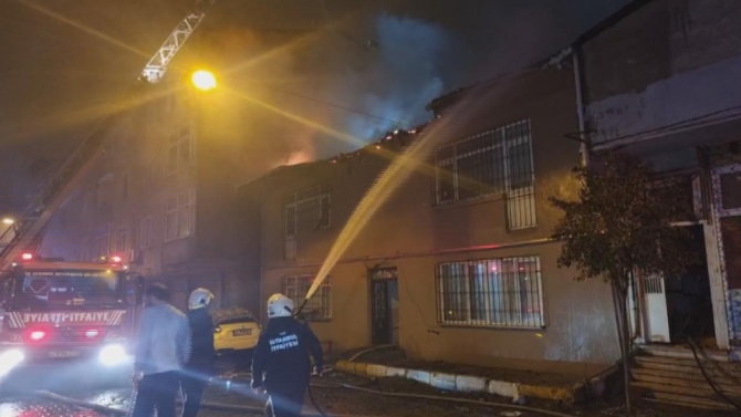 Beyoğlu'nda binanın çatısında çıkan yangın söndürüldü