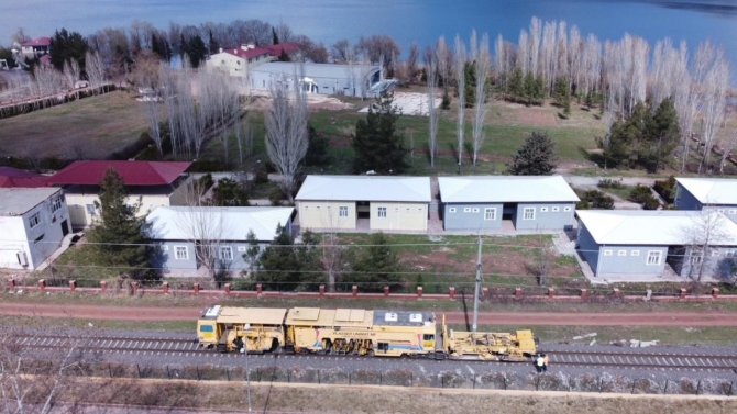 Adıyaman'da depremin etkisiyle hasar gören tren rayları onarılıyor