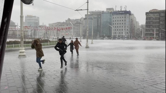 İstanbul'da sağanak ve fırtına zor anlar yaşattı