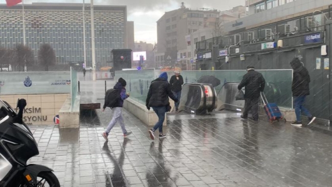 İstanbul'da sağanak ve fırtına zor anlar yaşattı