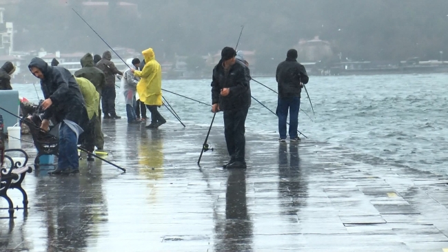 İstanbul'da sağanak ve fırtına zor anlar yaşattı