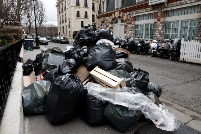 Fransa'da grev nedeniyle çöpler yığıldı