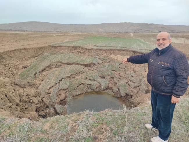 Deprem sonrası oluşan obruk köylüyü tedirgin etti