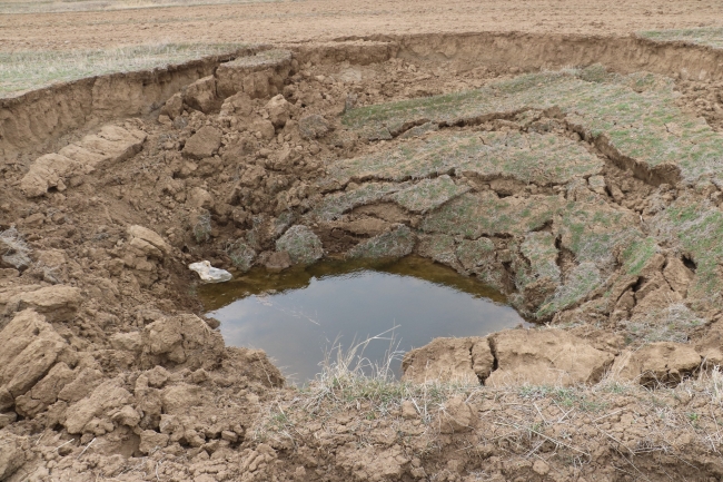 Deprem sonrası oluşan obruk köylüyü tedirgin etti