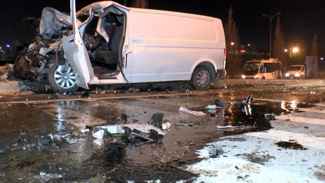 Ehliyetsiz sürücünün kullandığı araç minibüsle çarpıştı: 1 ölü, 2 yaralı