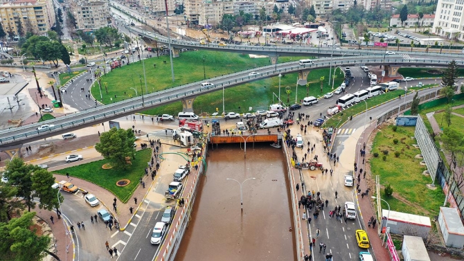 Sel felaketinde can kaybı 15'e yükseldi, 4 kişi aranıyor