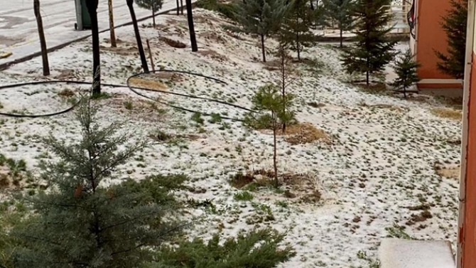 Aksaray'da dolu sonrası sokaklar beyaza büründü