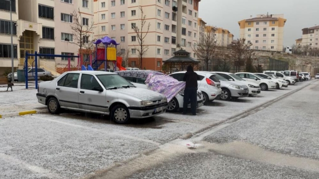 Aksaray'da dolu sonrası sokaklar beyaza büründü