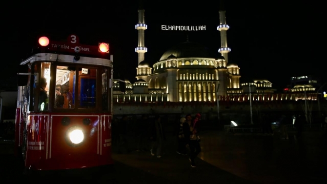 Taksim Camii mahya ile taçlandırıldı