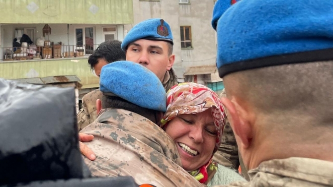 Bu fotoğrafın hikayesi var: Duvarları kırdık, 6 kişiyi kurtardık