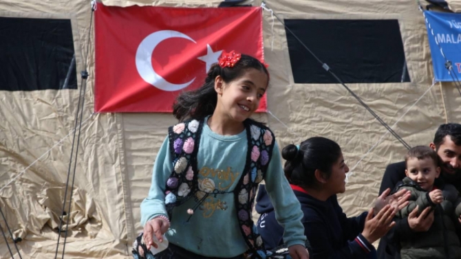 Malatyalı gençler depremzede çocukların eğitimi için sahada