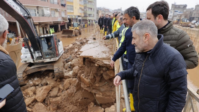 Bakan Nebati: Şanlıurfa'da selden dolayı 13 bina yıkılacak