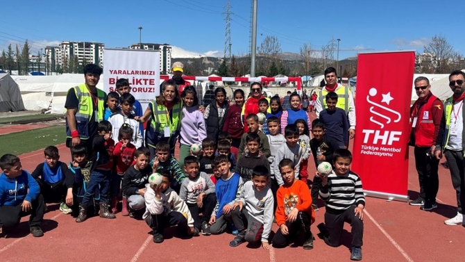 Hentbol gönüllü timi Adıyaman'da depremzede çocuklar ile buluştu