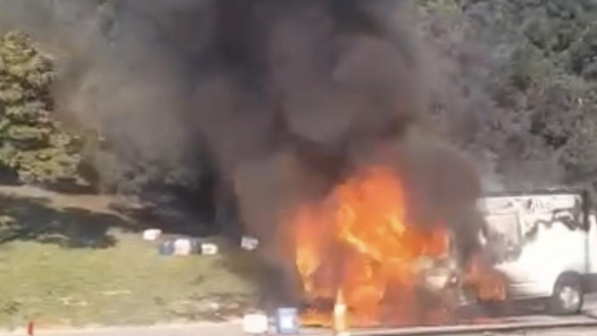 Arnavutköy'de bir kamyonet alev alev yandı