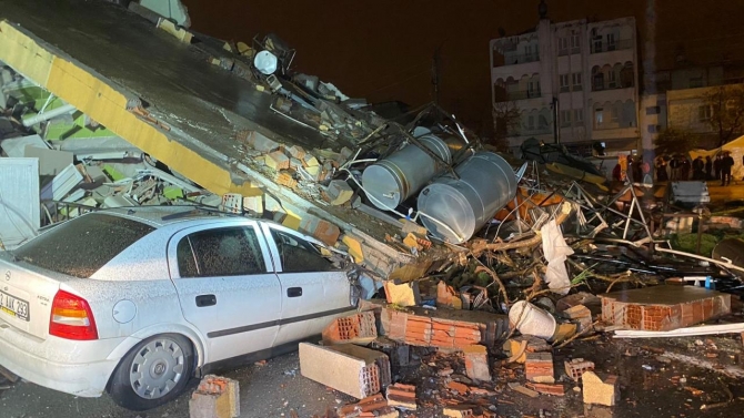 Adıyaman'da ağır hasarlı bina kendiliğinden çöktü