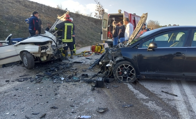 Kütahya'da iki otomobil çarpıştı: 1 ölü, 3 yaralı