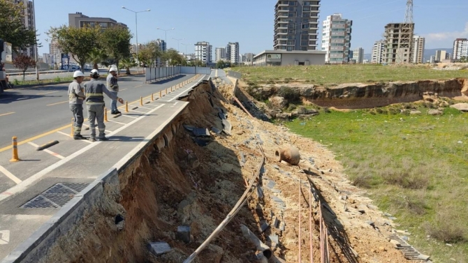 Mersin'de bisiklet yolu çöktü