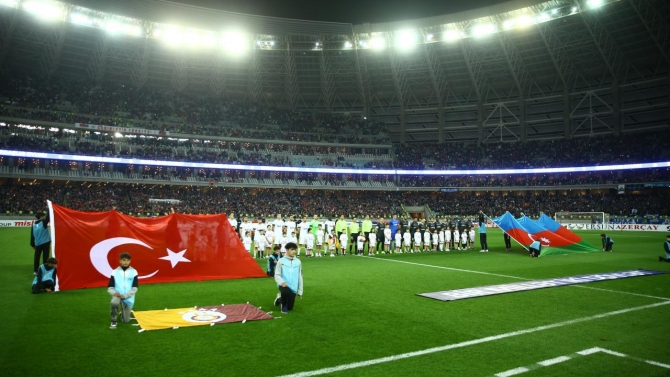 Galatasaray ile Karabağ depremzedeler için sahaya çıktı