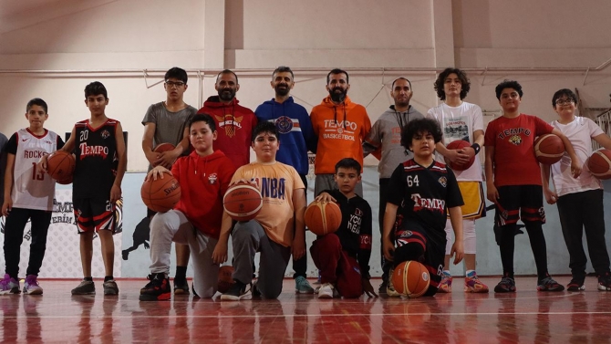 Afeti yaşayan antrenörler çocukları basketbolla motive ediyor