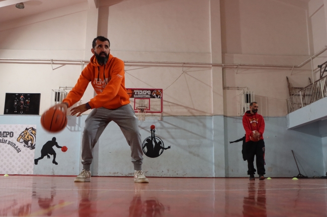 Afeti yaşayan antrenörler çocukları basketbolla motive ediyor