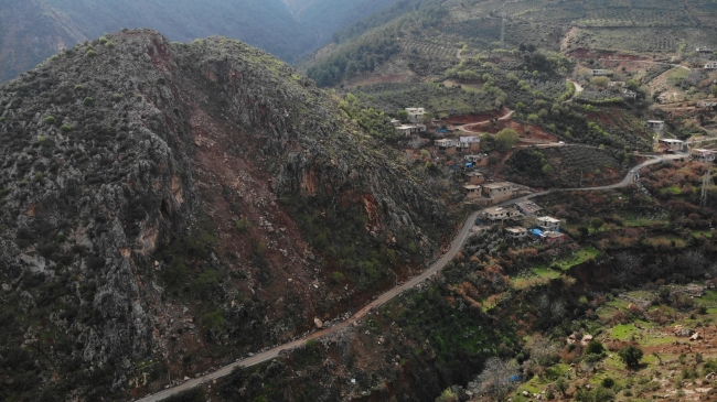 Deprem sonrası dağdan kopan kayalar köyü yıktı