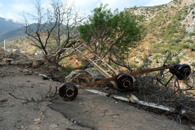 Deprem sonrası dağdan kopan kayalar köyü yıktı