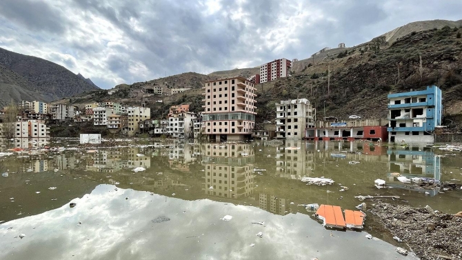 Yusufeli'nin eski ilçe merkezi sular altında kalmaya başladı