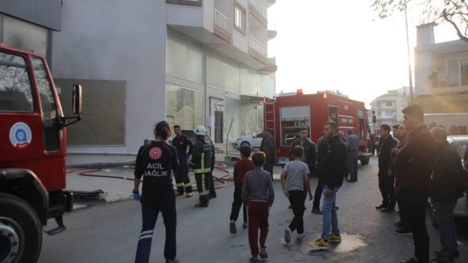 Antalya'da apartman otoparkında yangın: 7 kişi dumandan etkilendi