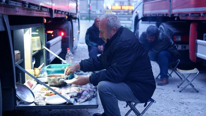 Kapıkule'de tır şoförlerinin iftar telaşı