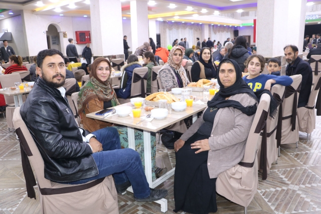 Depremzede vatandaşlara Yüksekova'da iftar yemeği