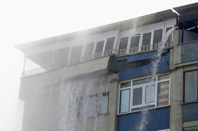 Trabzon'da isale hattı patladı, tazyikli su binanın dış cephesini parçaladı