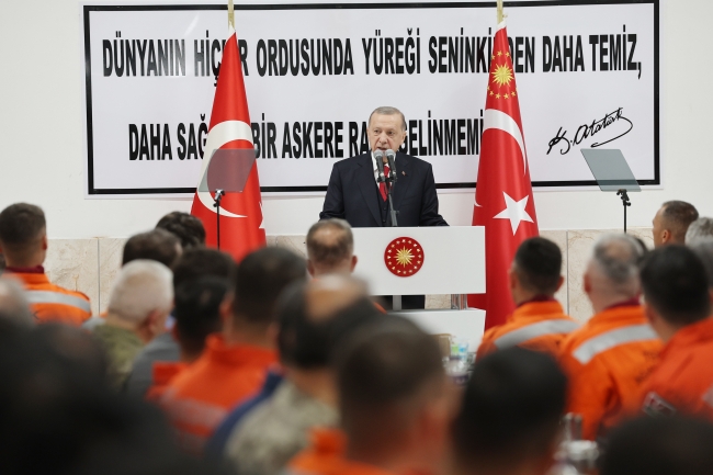 Cumhurbaşkanı Erdoğan: Askerlerimizin deprem bölgesinde fedakarca yürüttüğü çalışmaları iyi biliyoruz