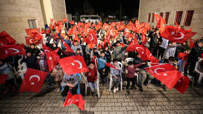 Çadır kente kurulan dev ekranda milli maç heyecanı yaşandı