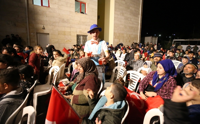 Çadır kente kurulan dev ekranda milli maç heyecanı yaşandı